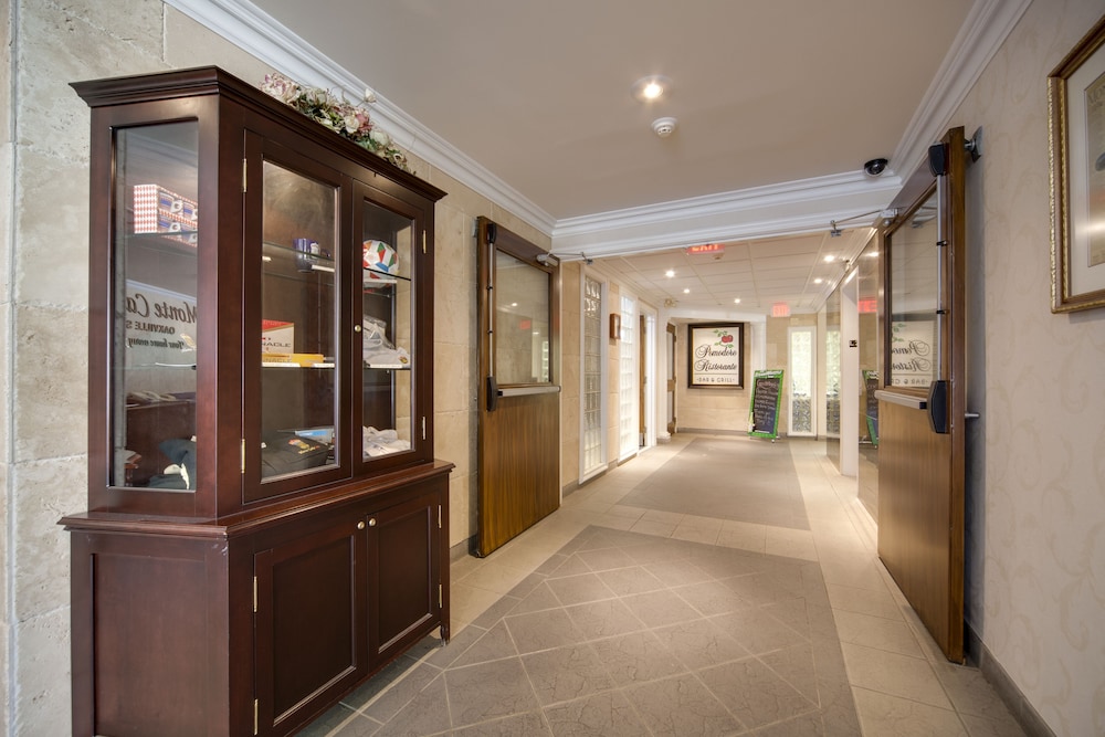 Monte Carlo Inn Oakville Suites 10/68