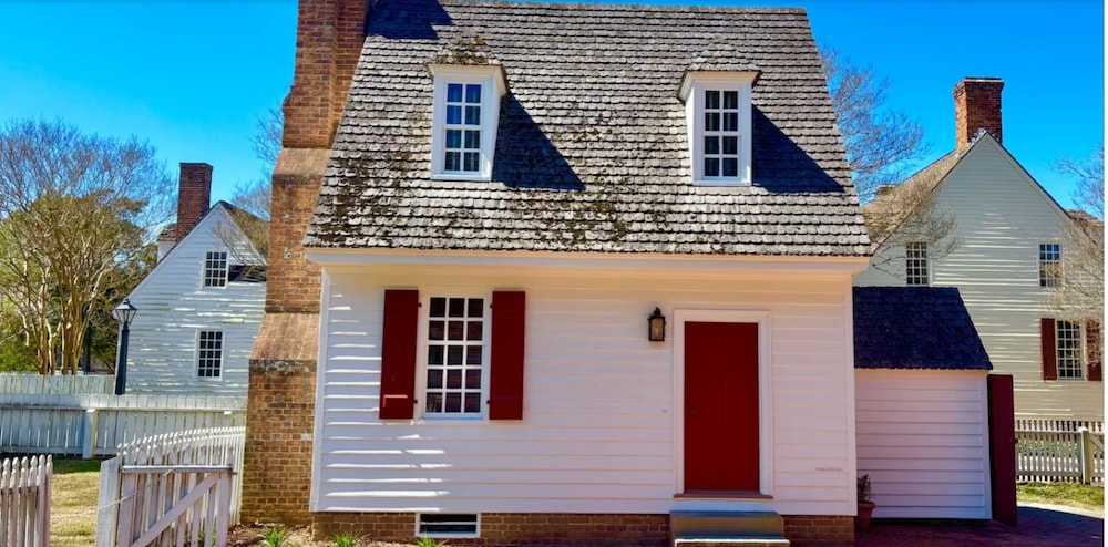 The Colonial Houses - A Colonial Williamsburg Hotel 10/66