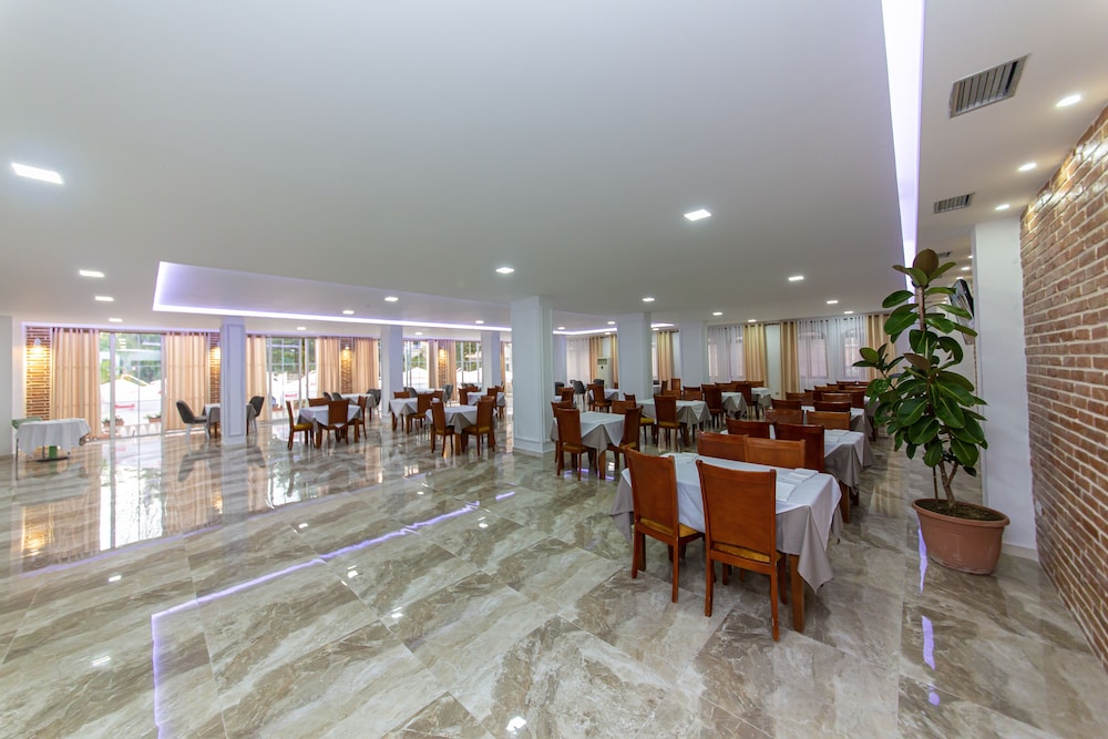 Esal Hotel 9/39