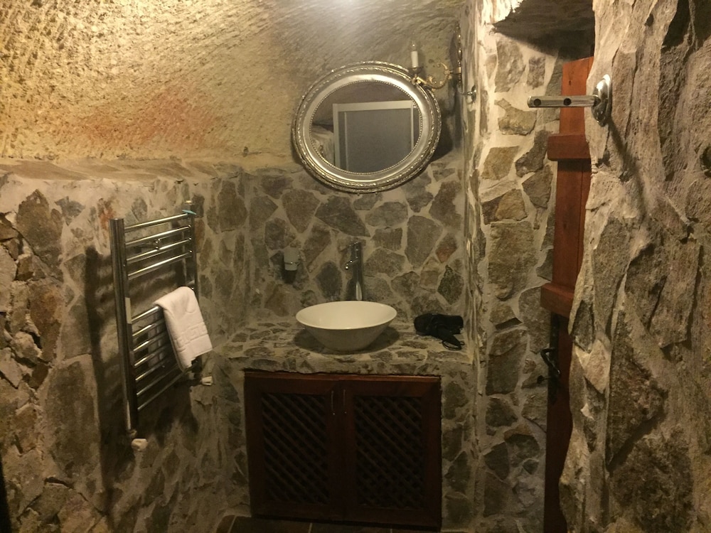 Cave Art Hotel 50/50