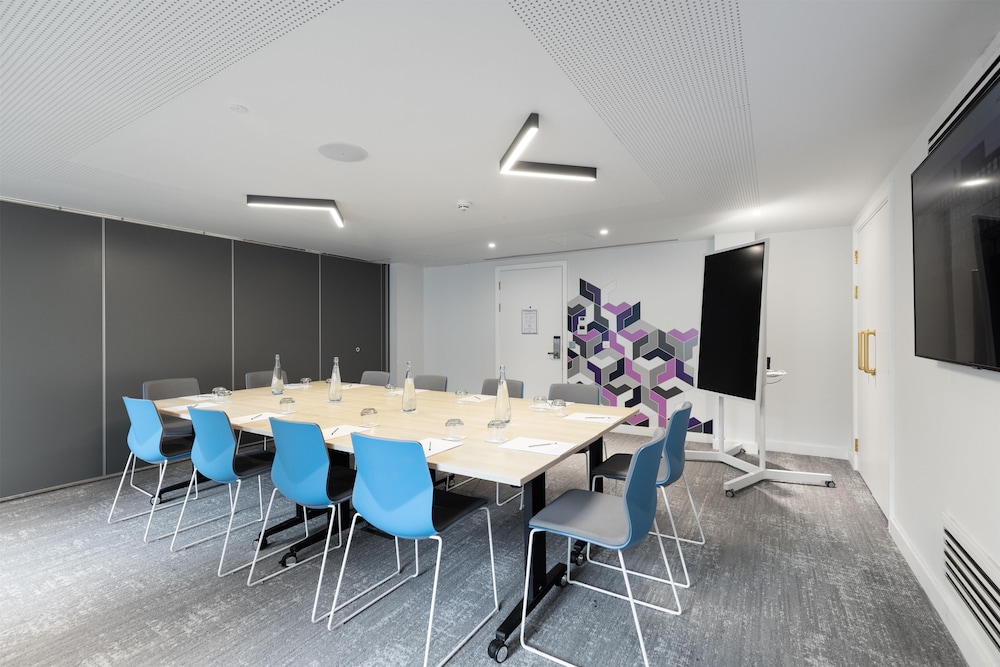 YOTEL Edinburgh, Select by Hilton 66/72