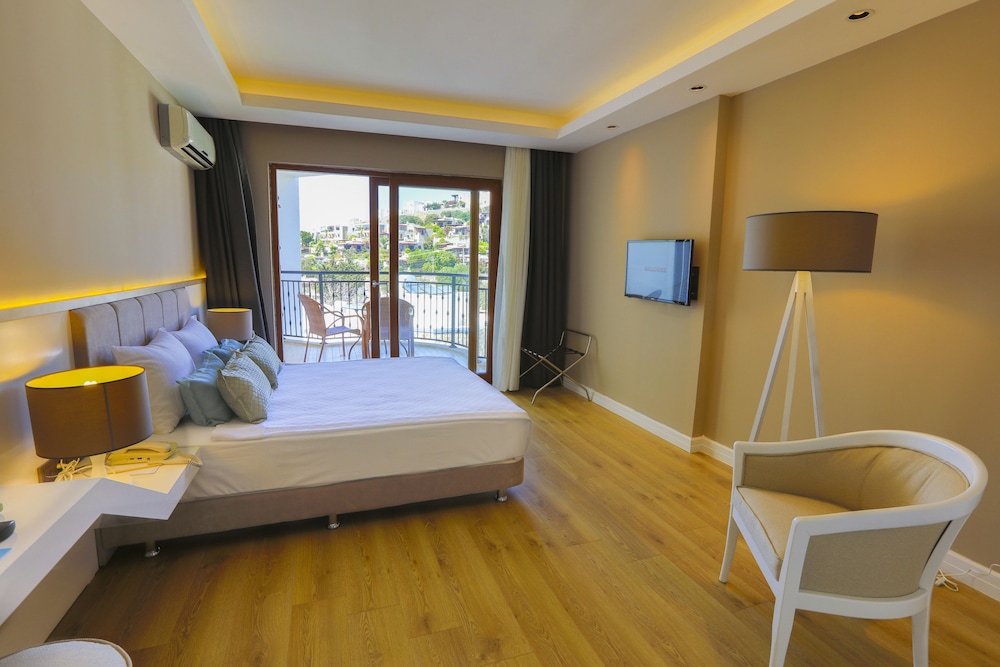 STANDARD, DOUBLE OR TWIN BED, PARTIAL SEA VIEW