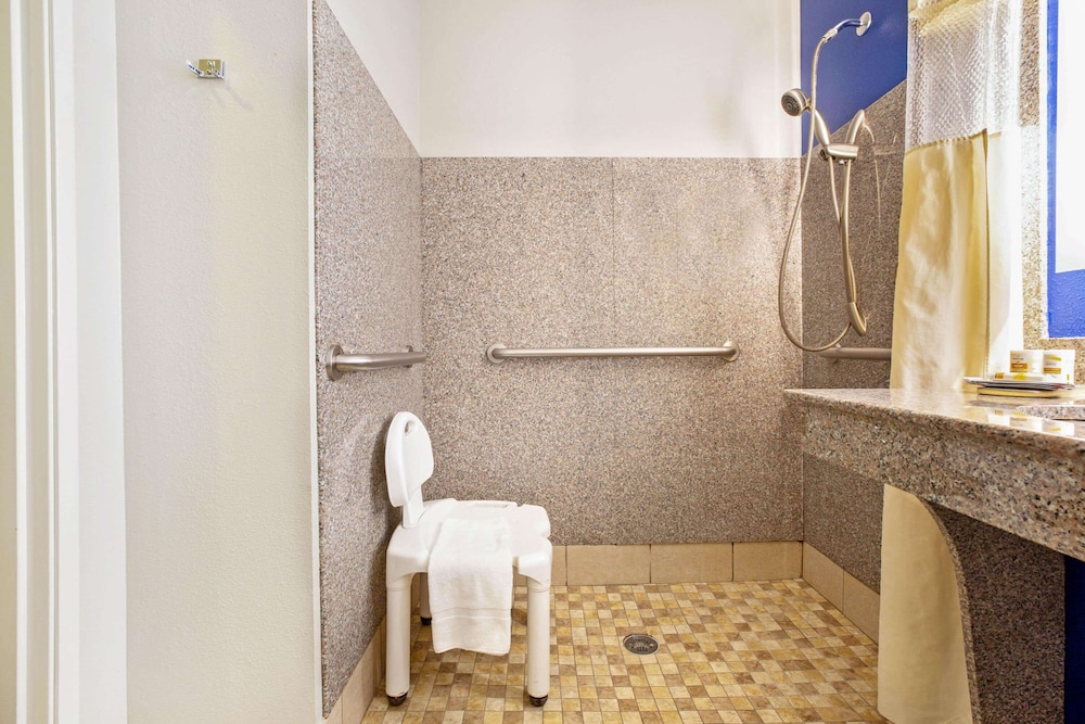 La Quinta Inn & Suites By Wyndham NE Long Beach/Cypress 28/51