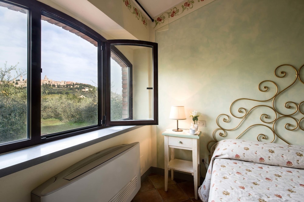 ROOM, DOUBLE BED
