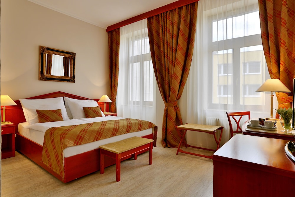 Carlton Hotel 33/51