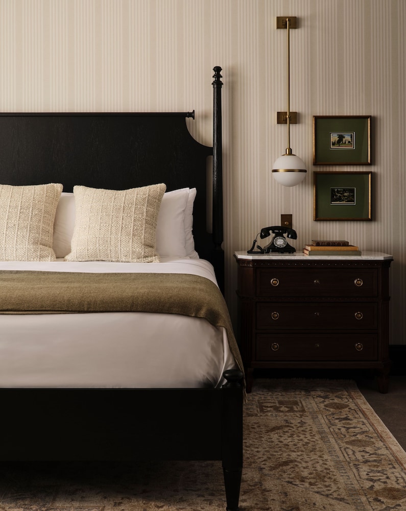Franklin, Premium, King Bed, Accessible