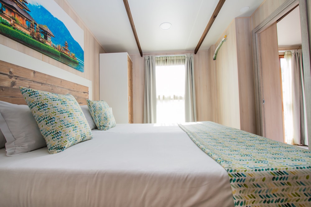 Magic Natura Animal, Water Park & Polynesian Lodge Resort 10/31