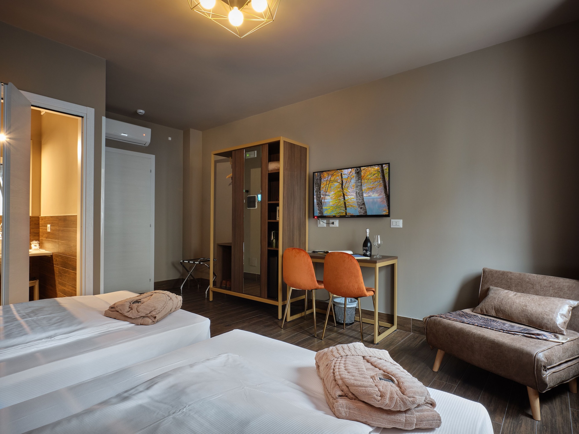 ROOM, DOUBLE OR TWIN BED