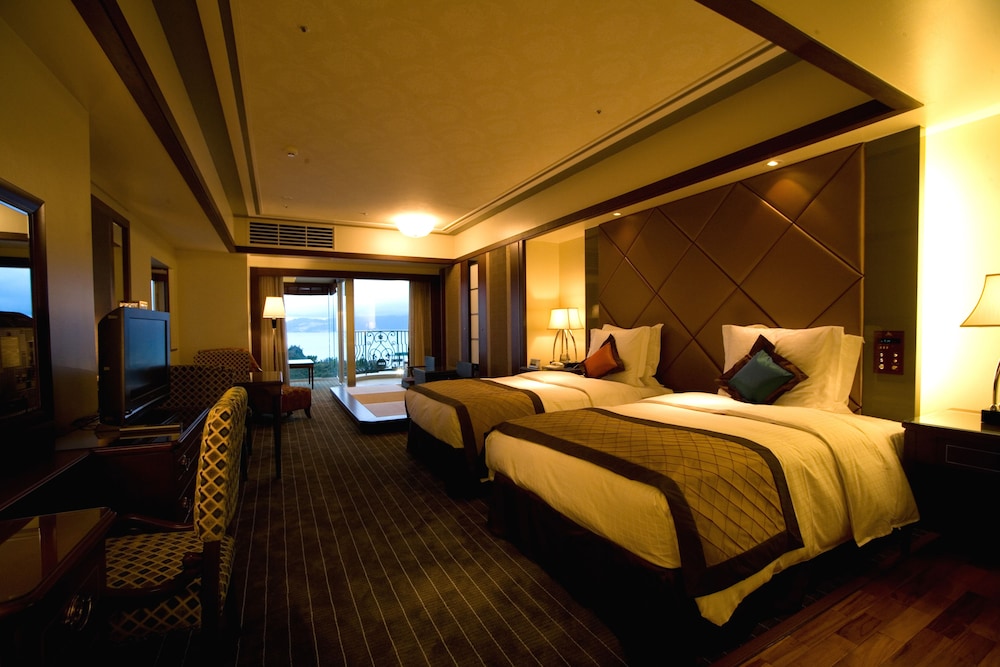 PREMIER, TWIN BEDS, HIGH FLOOR