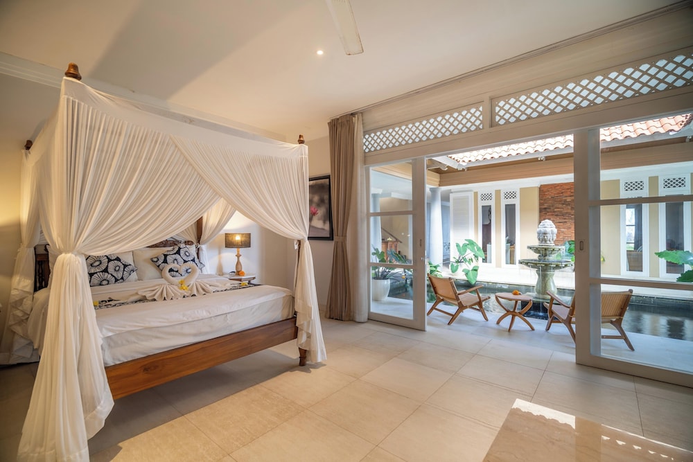 Junior, Queen Bed, Raaga Samudra Villa 1/5