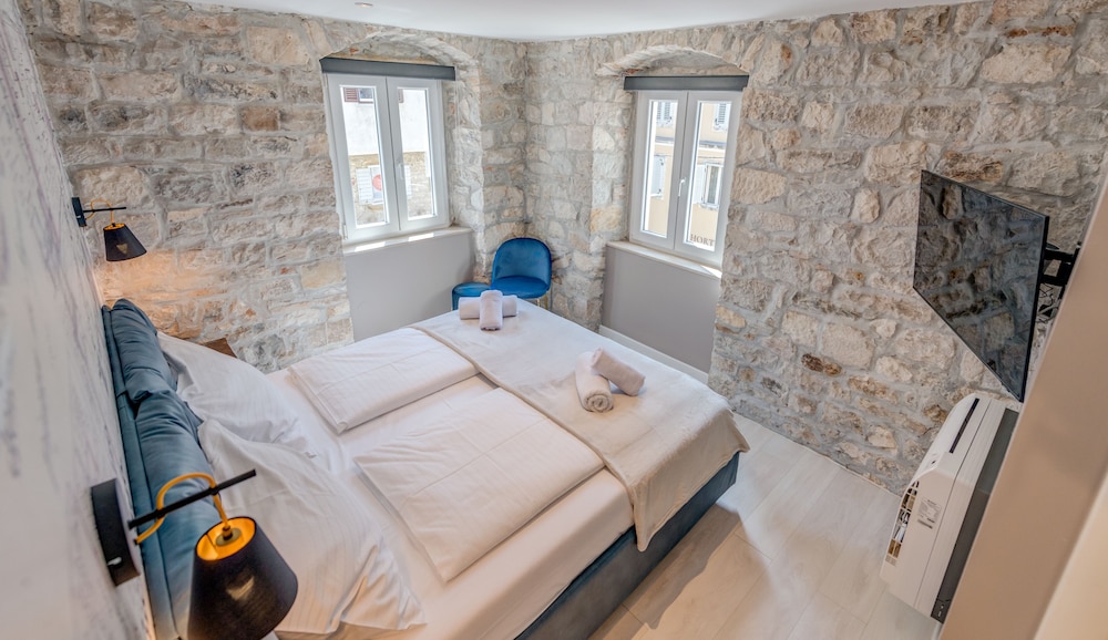 Split Palace Luxury Retreat 9/34