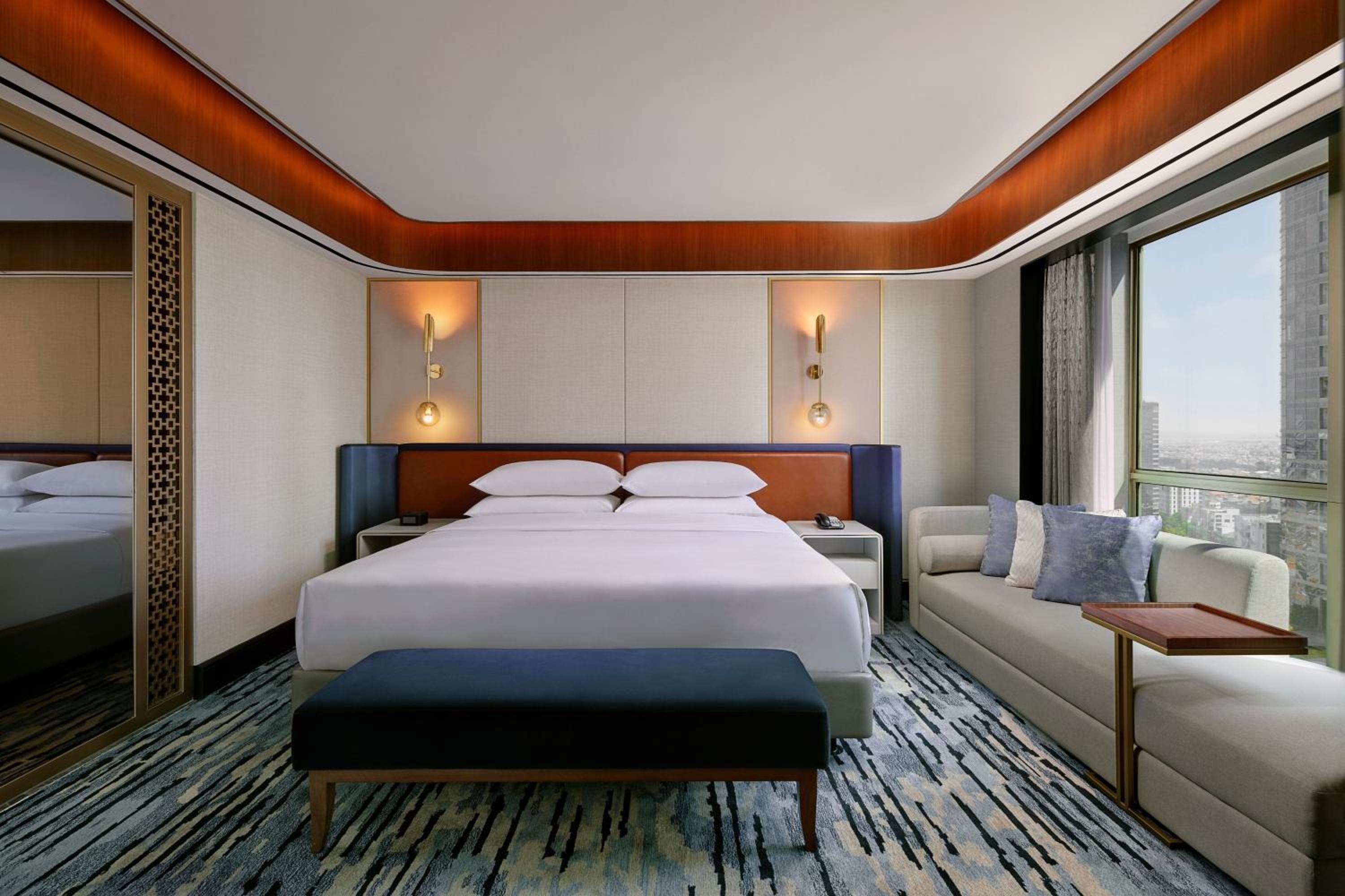 Royal, Suite