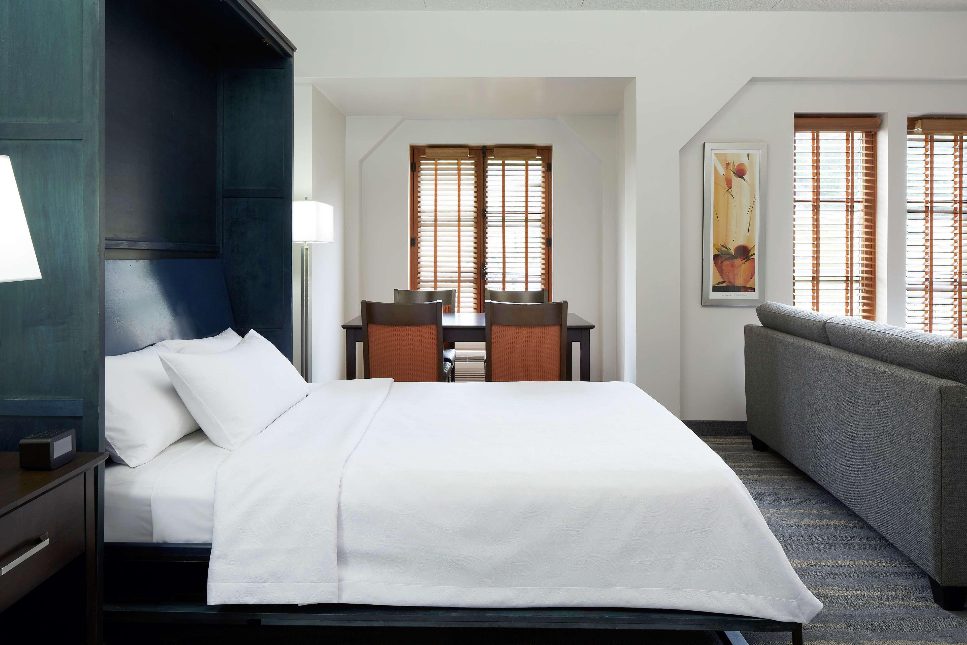 STUDIO, SUITE, MURPHY BED, QUEEN BED