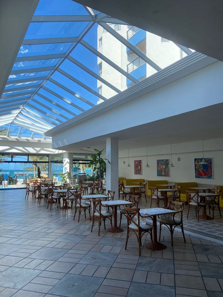 Ingleses Praia Hotel 49/50