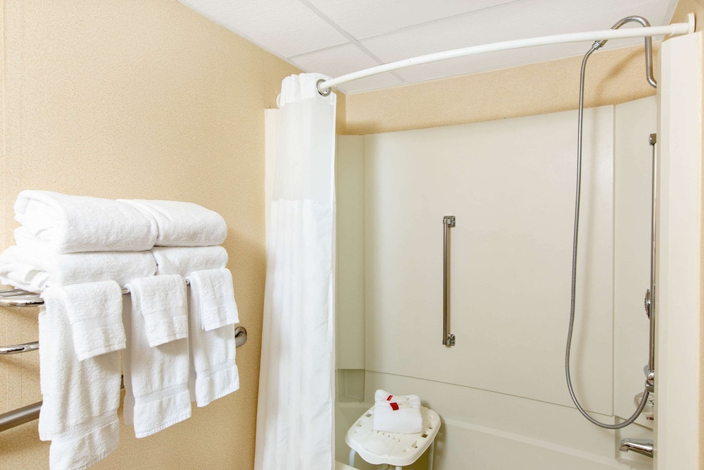 غرفة بسريرين مزدوجين لذوي الإعاقة، Ramada by Wyndham Midtown Grand Island 5/5