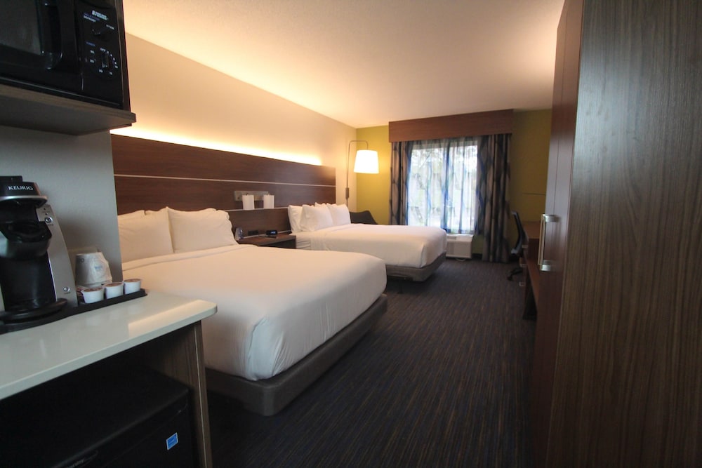 Holiday Inn Express Hotel And Suites Charleston North 16/56