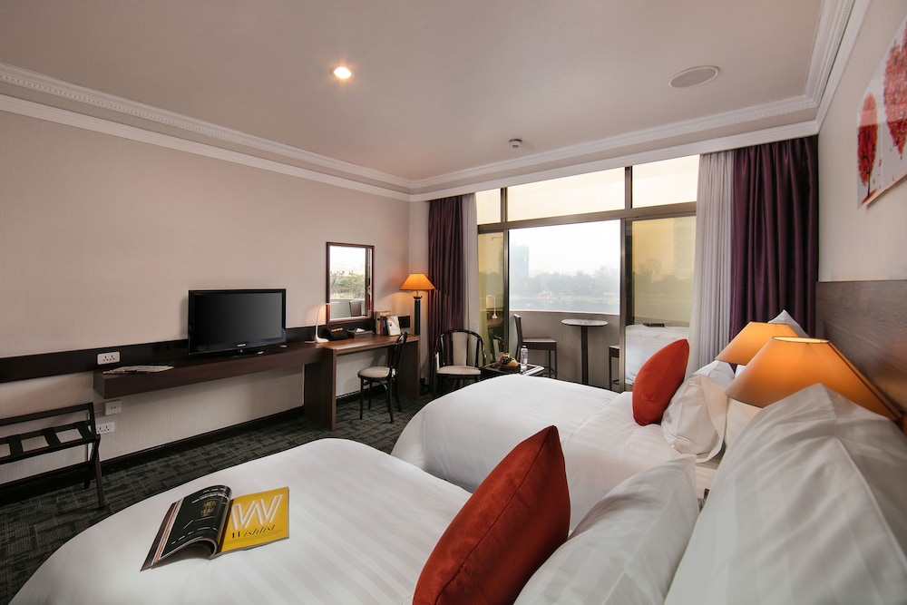 Lake Side Hotel 19/63