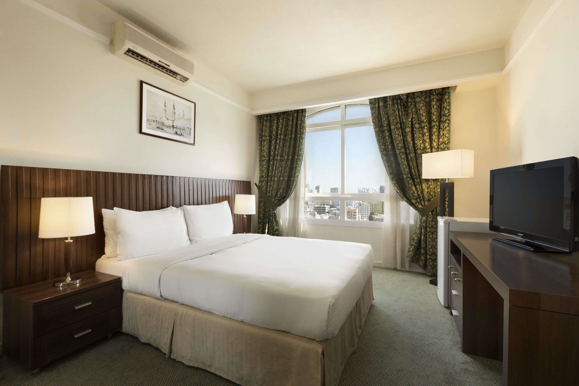 غرفة قياسية بسريرين منفصلين بإطلالة على المدينة