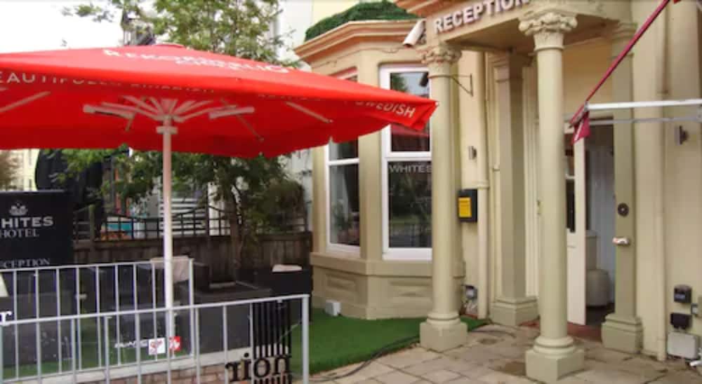 Whites Hotel 2/57
