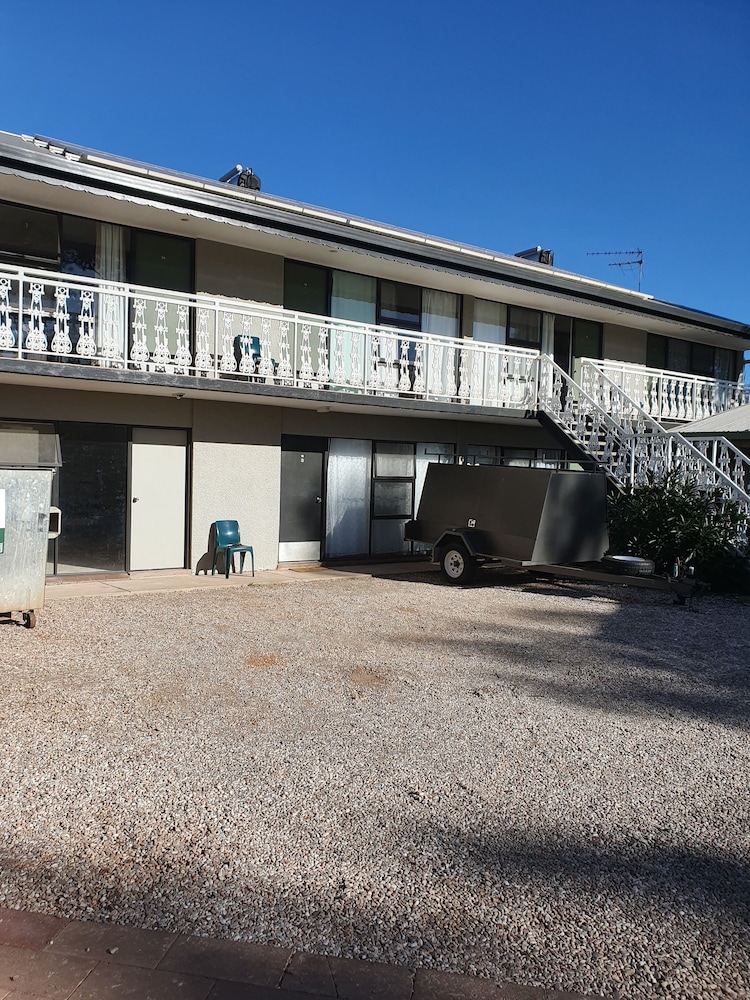 ALICE MOTOR INN 2/56