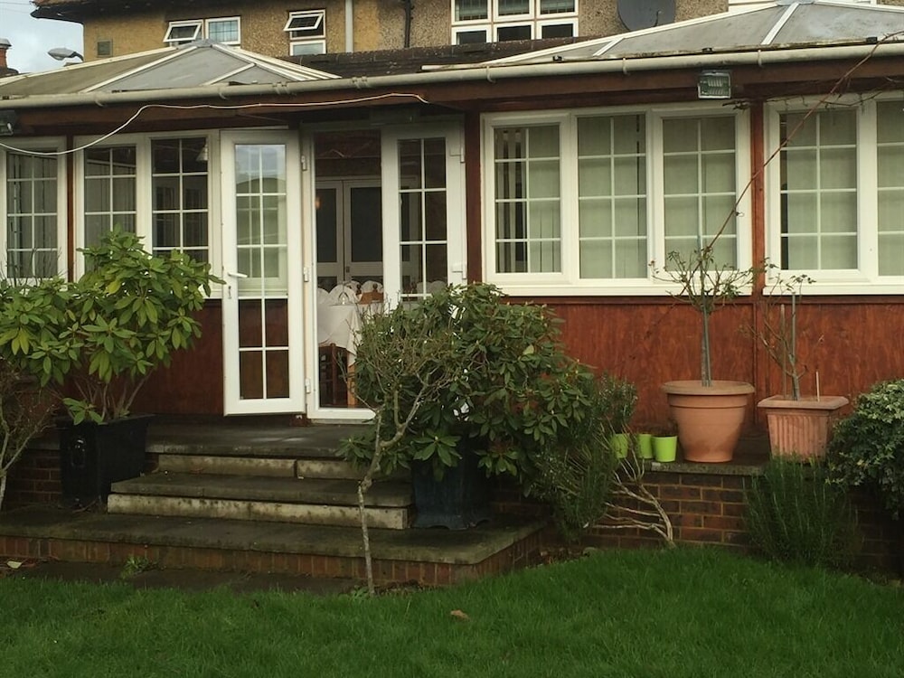 Colnbrook Lodge Guest House 20/20