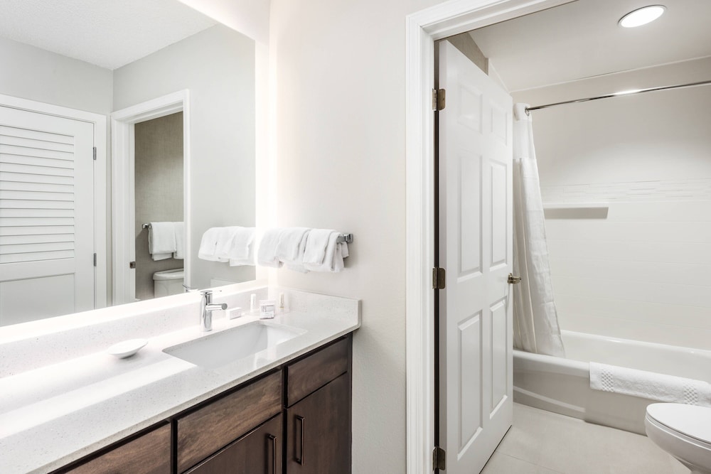 2 BEDROOMS, SUITE, ACCESSIBLE
