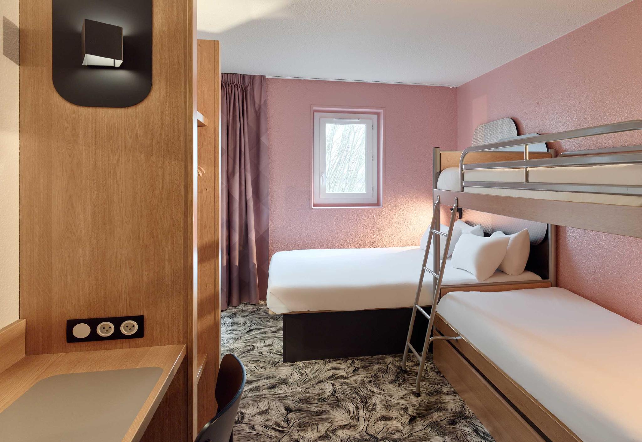 Room, Quadruple