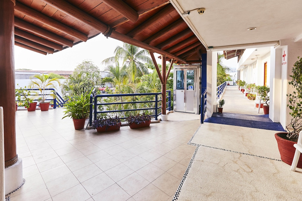 Suites Ixtapa Plaza 7/50