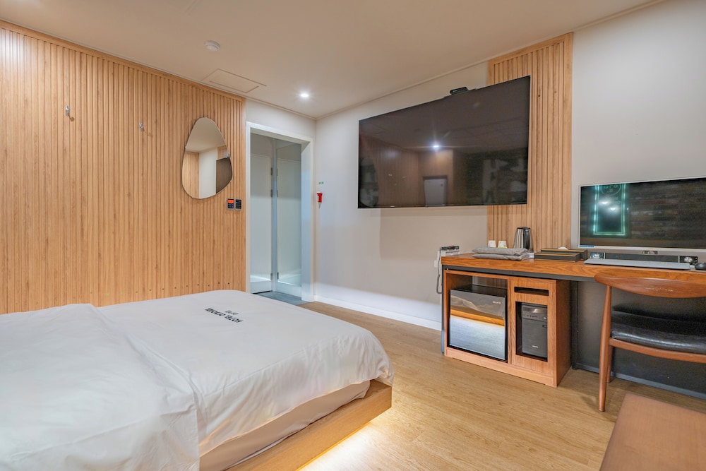 DELUXE, DOUBLE BED, BATHTUB