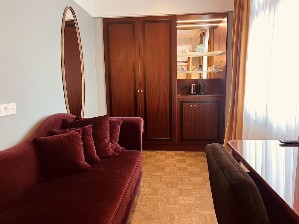 Gatsby Hotel 23/50