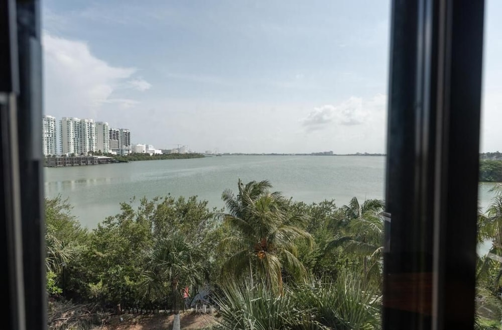 Nilu Cancun Zona Hotelera by Selina 70/76