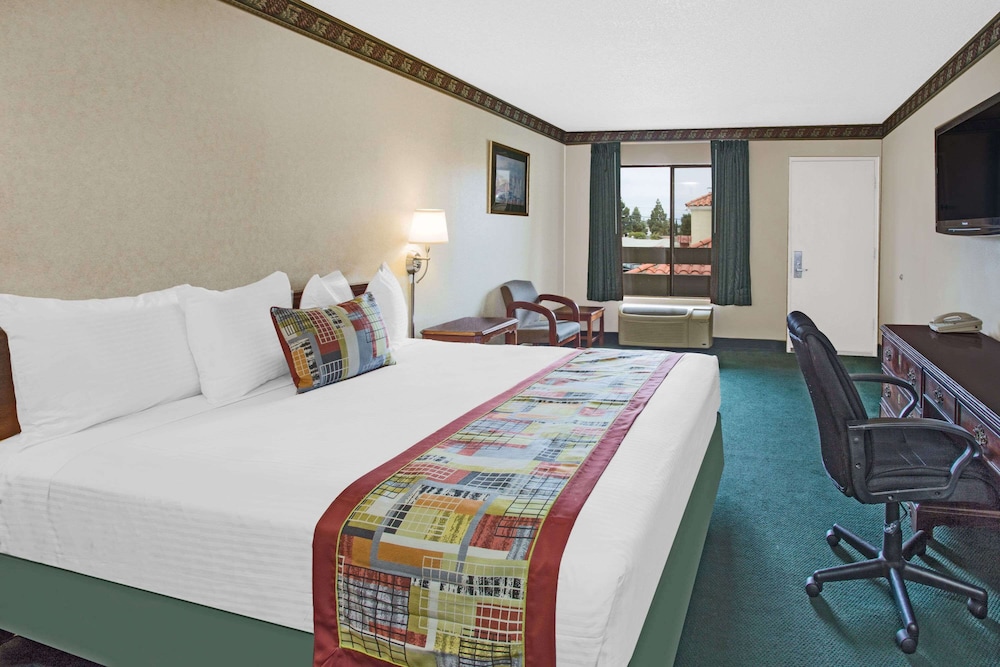 Travelodge by Wyndham Costa Mesa Newport Beach Hacienda 15/25