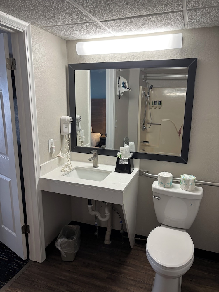 Room, Queen Bed, Building 2, Accessible، Baymont by Wyndham Petoskey 6/6