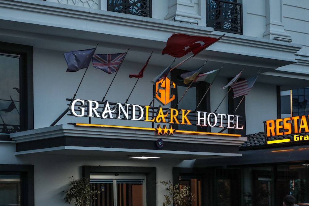 Grand Lark Otel 3/50