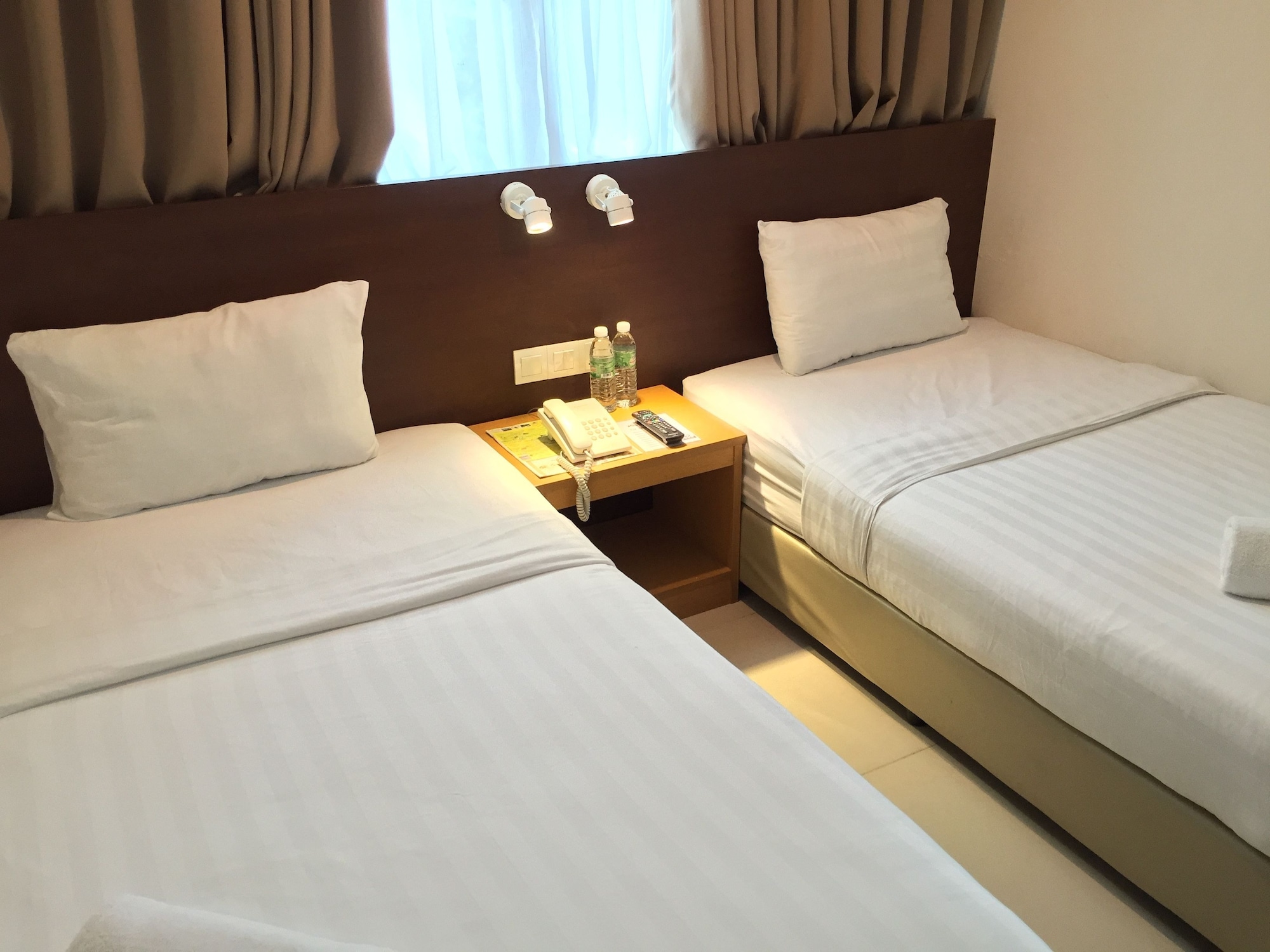 DELUXE, TWIN BEDS