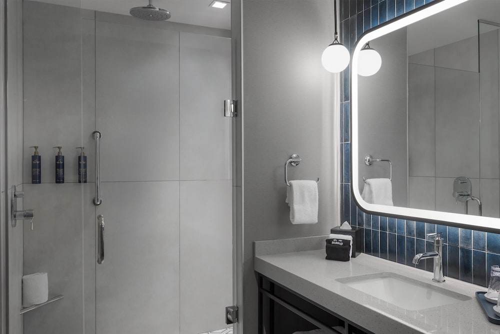 غرفة قياسية بسرير كينج بشرفة، Hotel Avail Rogers, Tapestry Collection by Hilton 4/5