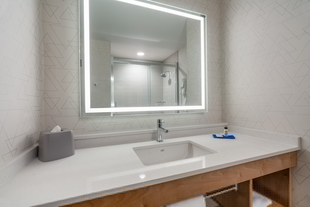 Holiday Inn Express Suites Vaughan 35/78
