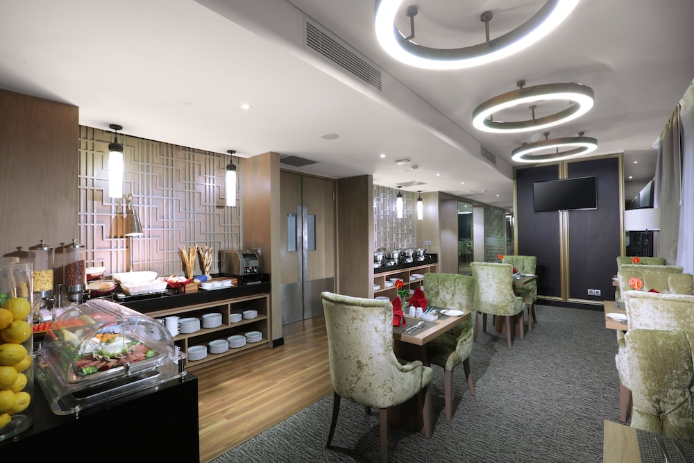 Aston Priority Simatupang Hotel and Conference Center 48/72