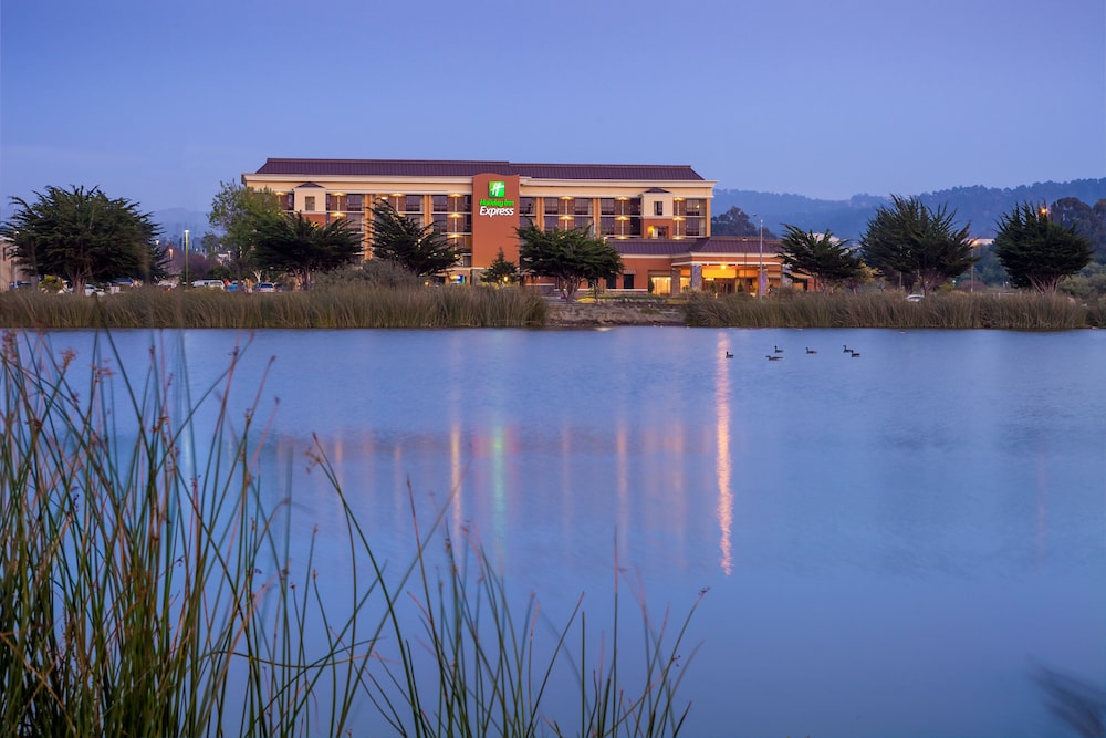 Holiday Inn Express At Monterey Bay 16/50