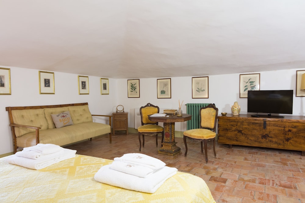 Castello Di Serragiumenta 43/50