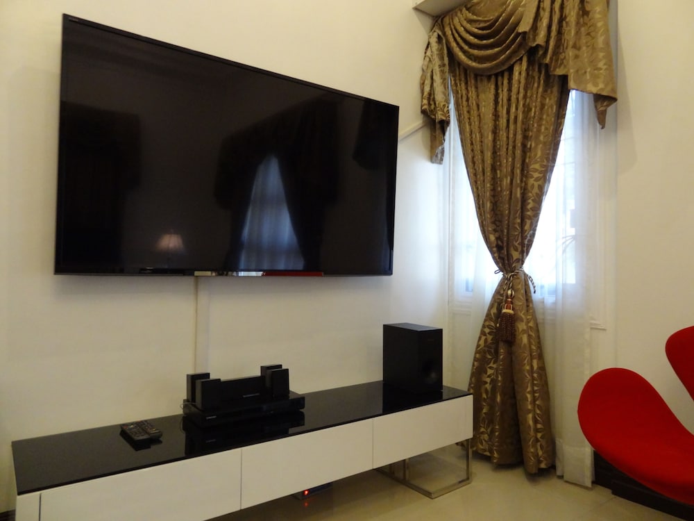 The Executive Villa Inn & Suites 2/60