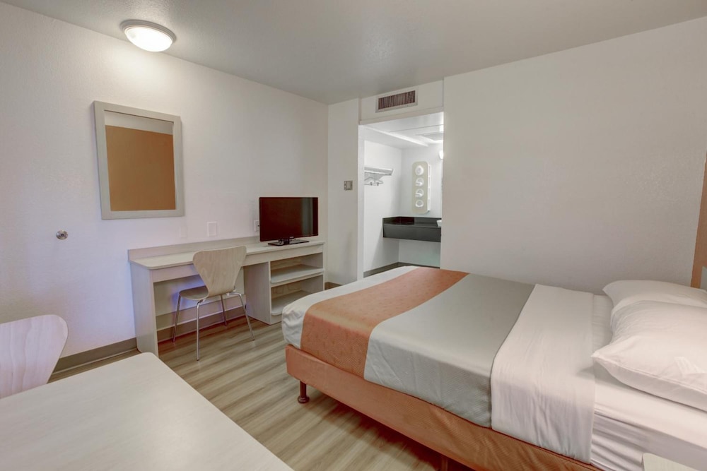 Motel6 Corona, CA - Norco 27/70