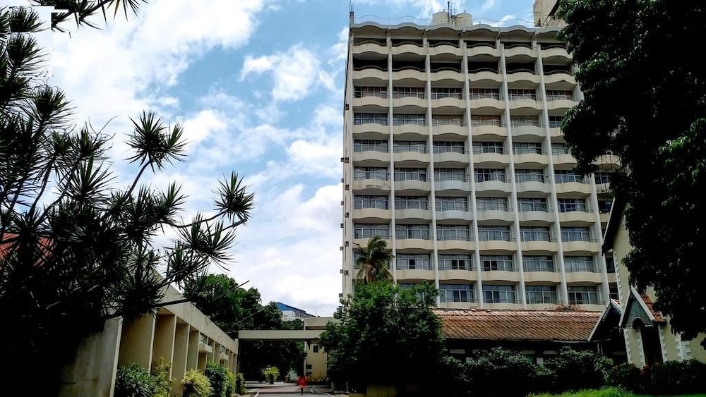 WOODLANDS HOTEL 9/50