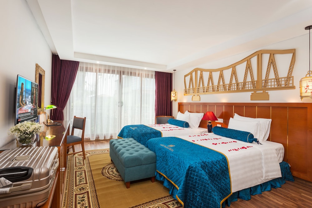 PREMIUM, DOUBLE OR TWIN BED, BALCONY