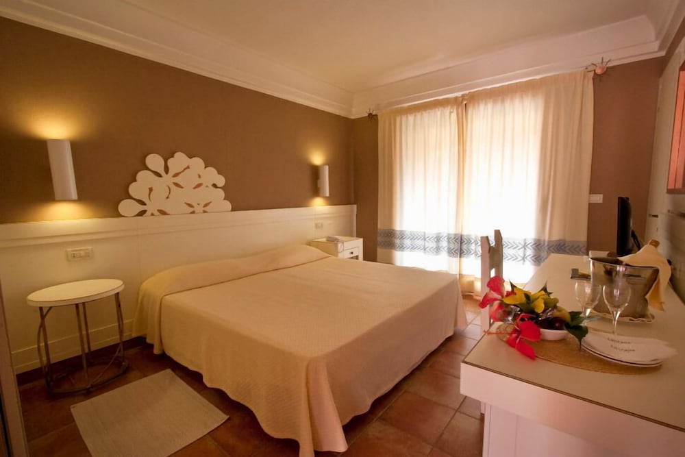 Lantana Resort Hotel and Apartments 25/68