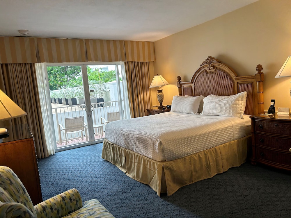 STANDARD, KING BED, BALCONY