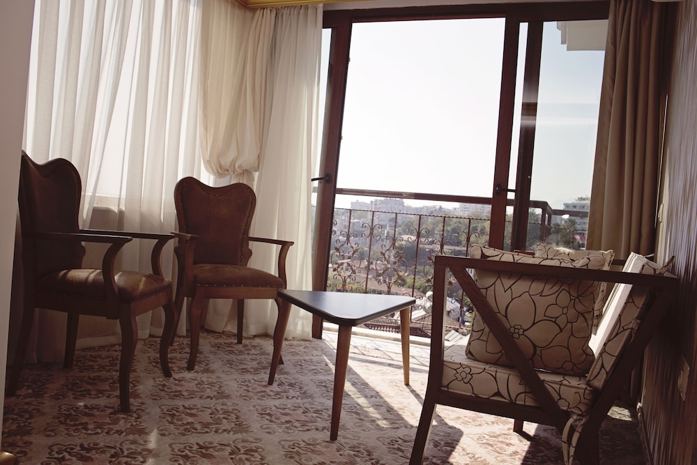Patron Hotel 23/32