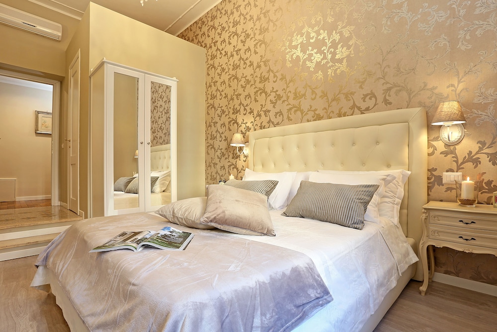 DELUXE, DOUBLE BED
