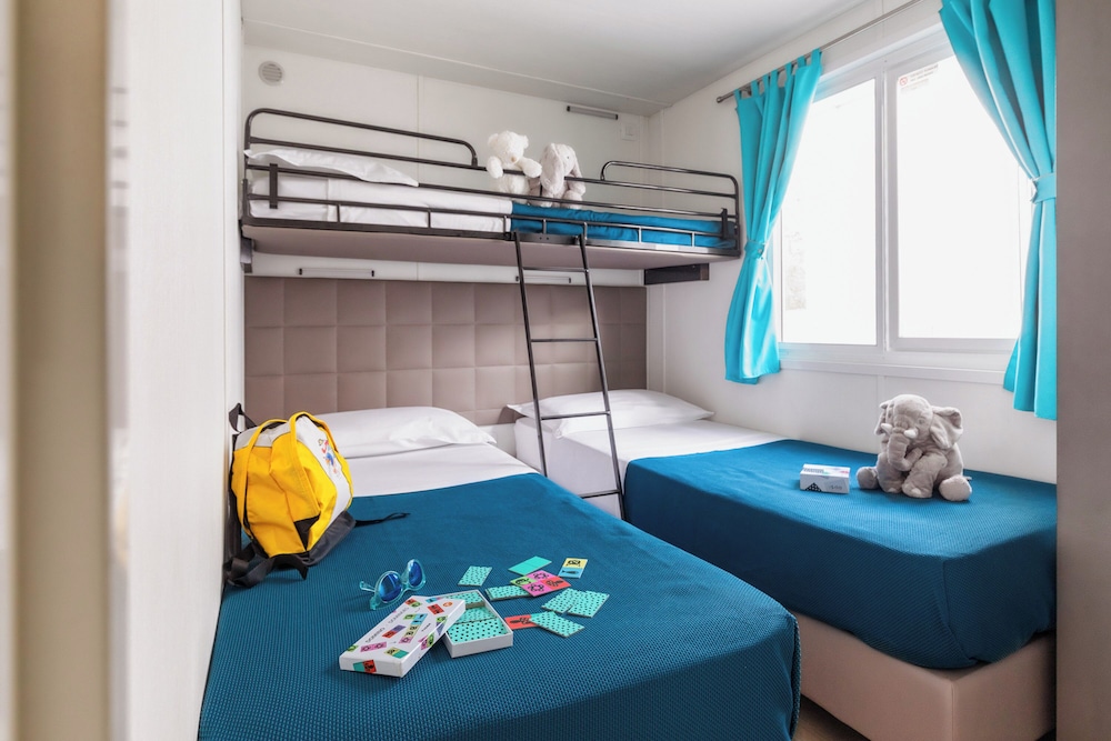 Mobile Home, Superior, 1 Double and 1 Single Bed, Bunk Bed