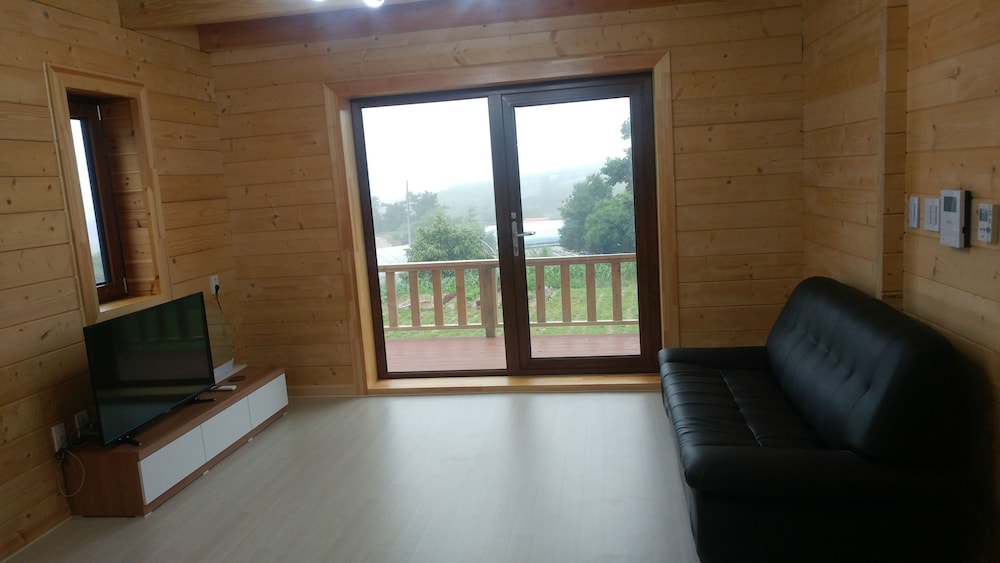 Daegwallyeong Solbawee Log-Housing Pension 7/22